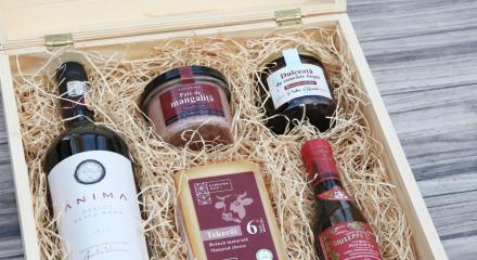 Cadouri corporate gourmet cu produse locale și internaționale - Revino Gourmet