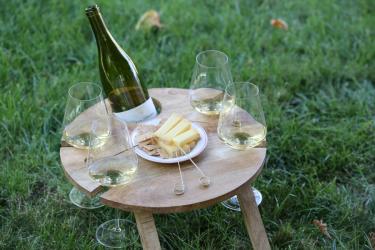 Picnic cu brânză și vin – idei pentru o zi perfectă de vară