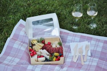 Picnic cu brânză și vin – idei pentru o zi perfectă de vară