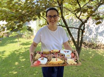 Picnic cu brânză și vin – idei pentru o zi perfectă de vară