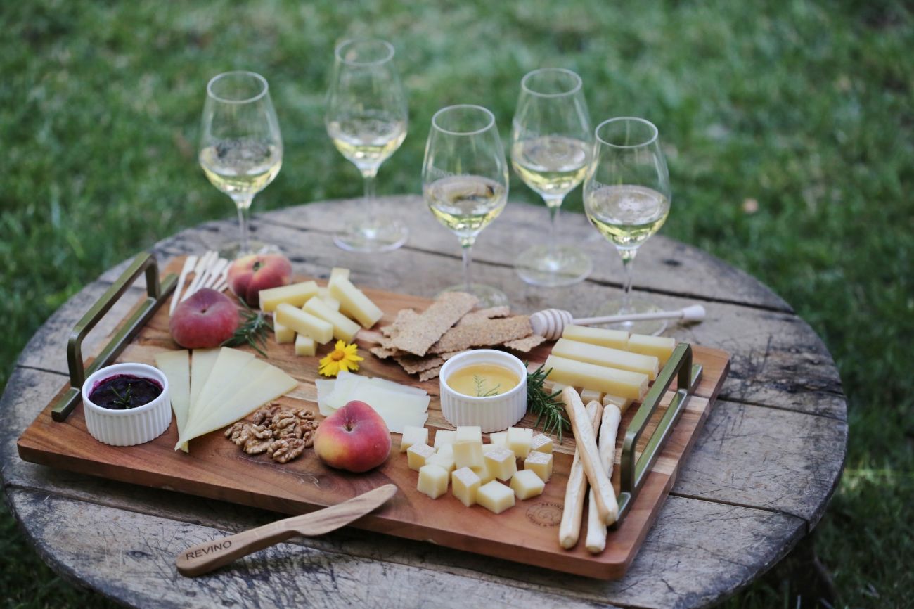 _ picnic branza si vin revino